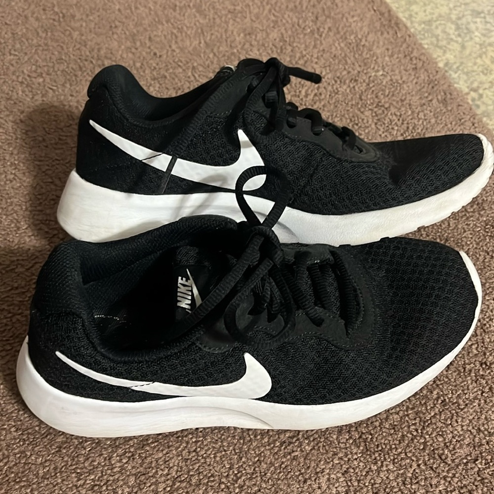 Nike tennis shoes size 7